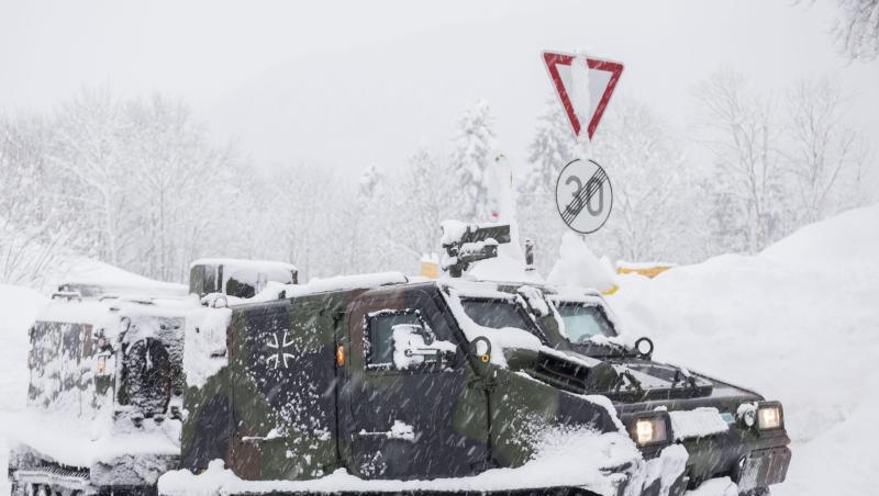 Ein Kettenfahrzeug der Bundeswehr unternimmt eine Versorgungsfahrt zur Siedlung Buchenhöhe in Berchtesgaden. Foto: Bernd März Ein Kettenfahrzeug der Bundeswehr unternimmt eine Versorgungsfahrt zur Siedlung Buchenhöhe in Berchtesgaden. Foto: Bernd März