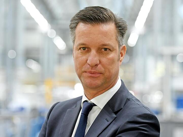 Thomas Schmall, Vorstandsvorsitzender der Volkswagen Konzern Komponente, in einer Fertigungshalle im VW-Werk Salzgitter.