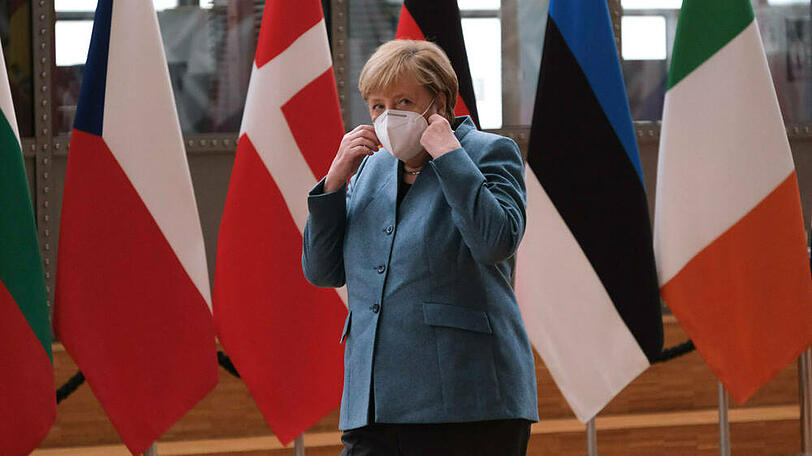 Bundeskanzlerin Angela Merkel mit Schutzmaske