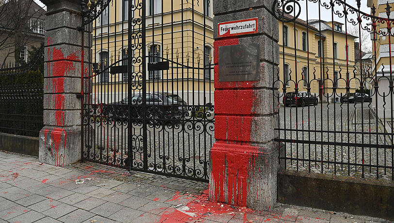 Der Eingang des Generalkonsulat der Russischen Föderation in München nach einem Farbbeutel Anschlag mit roter Farbe.