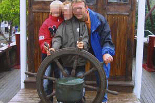 Gemeinsam am Steuer: Manfred Kulm mit seinen Söhnen Michael und Max. Derzeit können die Drei über ihr Leben nicht selbst bestimmen.