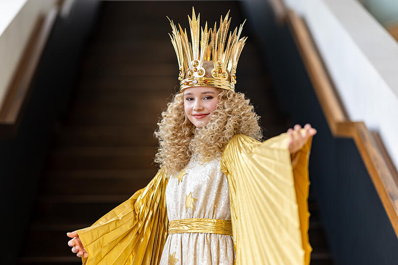 Nora Falk, das neue Nürnberger Christkind, posiert während der offiziellen Kostümprobe im Ornat. Die 15-jährige wurde für die nächsten zwei Jahre als Christkind gewählt und wird am 28. November traditionell den Nürnberger Christkindlesmarkt eröffnen.
