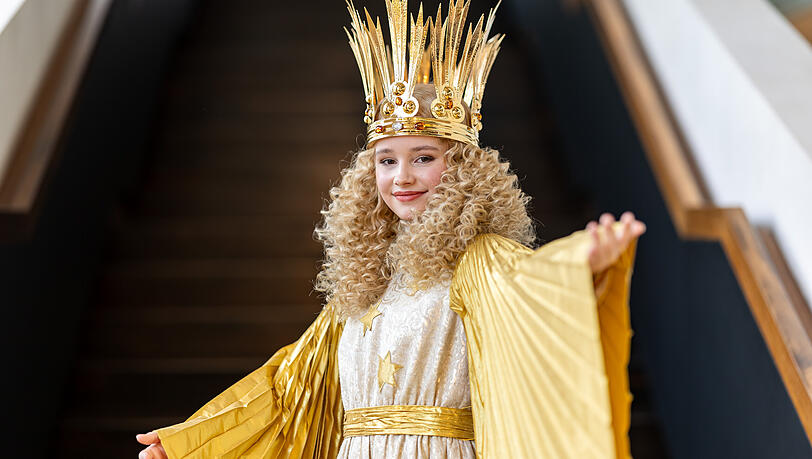 Nora Falk, das neue Nürnberger Christkind, posiert während der offiziellen Kostümprobe im Ornat. Die 15-jährige wurde für die nächsten zwei Jahre als Christkind gewählt und wird am 28. November traditionell den Nürnberger Christkindlesmarkt eröffnen.