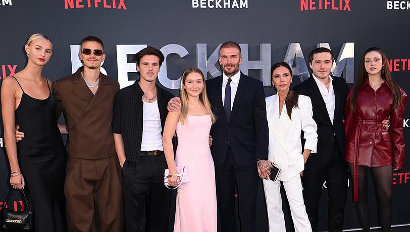Die Fronten zwischen Brooklyn Beckham (2.v.re. neben seiner Frau Nicola) und der restlichen Familie Beckham sind seit langem verh&auml;rtet. Das Foto zeigt sie 2023.