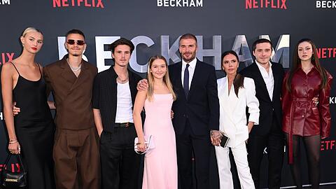 Die Fronten zwischen Brooklyn Beckham (2.v.re. neben seiner Frau Nicola) und der restlichen Familie Beckham sind seit langem verh&auml;rtet. Das Foto zeigt sie 2023.
