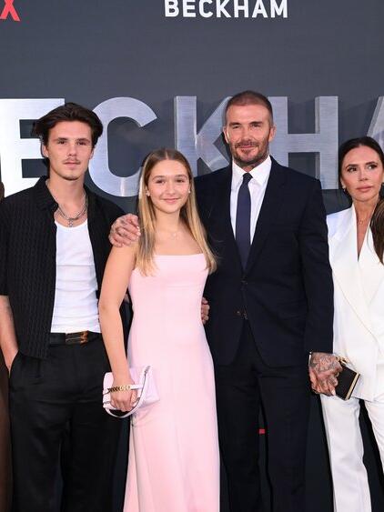Die Fronten zwischen Brooklyn Beckham (2.v.re. neben seiner Frau Nicola) und der restlichen Familie Beckham sind seit langem verh&auml;rtet. Das Foto zeigt sie 2023.