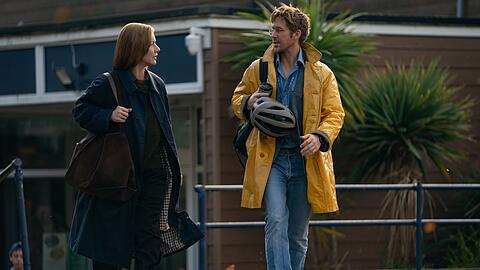 Sandra H&uuml;ller als Projektleiterin, die Ryan Gosling auf ein Himmelfahrtskommando schickt, um die Menschheit zu retten.