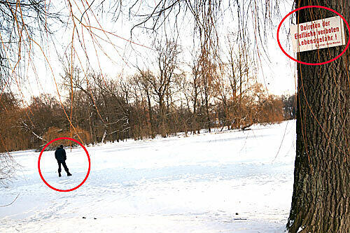Viele Winterfans sind leichtsinnig. So auch am Seehaus im Englischen Garten: Dort weist zwar ein kleines Schild auf die Lebensgefahr hin &ndash; ein Besucher hat das entweder übersehen oder ist einfach nicht zu belehren