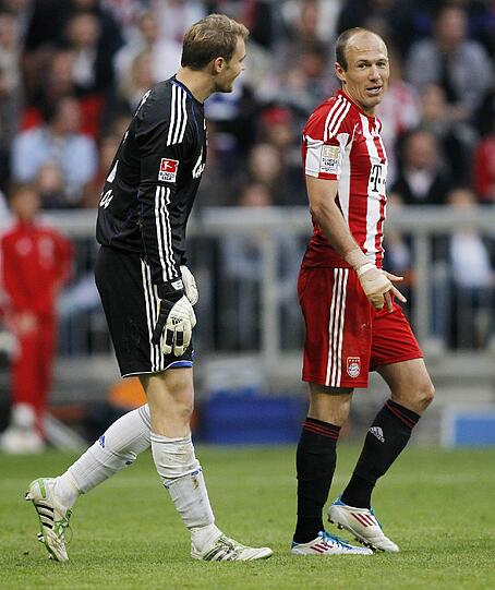 23. Spieltag: FC Bayern - FC Schalke 04 (24.-26.02.2012). Am 33. Spieltag der vergangenen Saison bekommt Neuer im letzten Spiel gegen die Bayern vier Tore eingeschenkt. Die Torschützen: Arjen Robben, zwei mal Thomas Müller und Mario Gomez.
