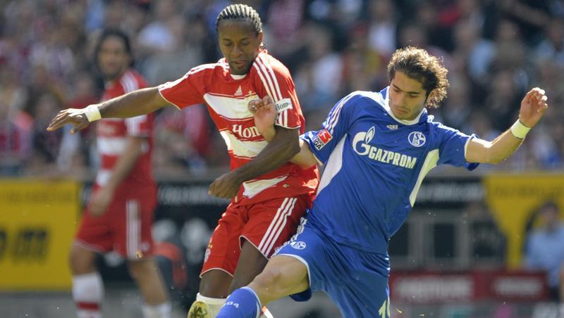 Bald wieder in der Bundesliga? Der Ex-Münchener Ze Roberto (l), hier im Zweikampf mit Schalkes Halil Altintop. Bald wieder in der Bundesliga? Der Ex-Münchener Ze Roberto (l), hier im Zweikampf mit Schalkes Halil Altintop.