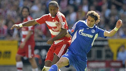 Bald wieder in der Bundesliga? Der Ex-Münchener Ze Roberto (l), hier im Zweikampf mit Schalkes Halil Altintop.
