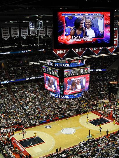 Von der "Kiss Cam" erwischt: Obama knutscht seine Michelle beim Basketball in Washington - sehen Sie hier die besten Bilder.