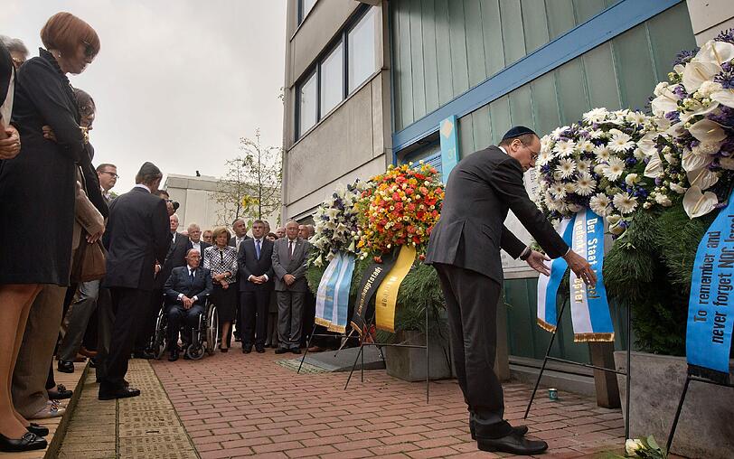 Der israelische Vize-Premier Silvan Schalom nimmt an der Kranzniederlegung teil.