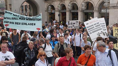 Gegen den Überwachungswahn: Die Demonstranten am Stachus.