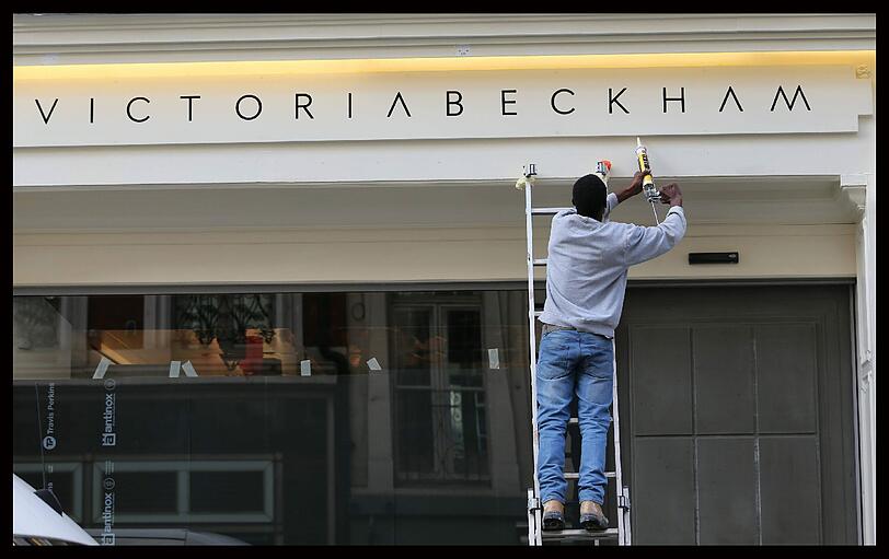 Victoria Beckham eröffnet ihre eigene Mode-Boutique in London. Mit dabei: ihre Eltern, Schwester und natürlich David Beckham.