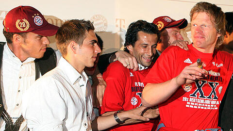 Feiern die Meisterschaft 2006: Philipp Lahm, Hasan "Brazzo" Salihamidzic und die Bayern.