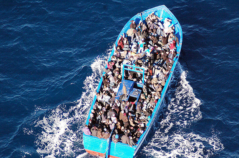 Der Flüchtlingsstrom reißt nicht ab: Eingepfercht in Nussschalen kommen die Menschen über das Mittelmeer.