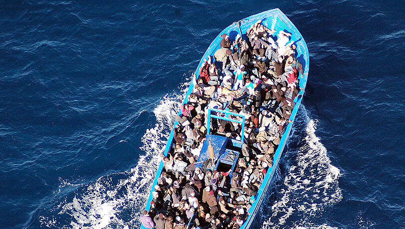 Der Flüchtlingsstrom reißt nicht ab: Eingepfercht in Nussschalen kommen die Menschen über das Mittelmeer. Der Flüchtlingsstrom reißt nicht ab: Eingepfercht in Nussschalen kommen die Menschen über das Mittelmeer.