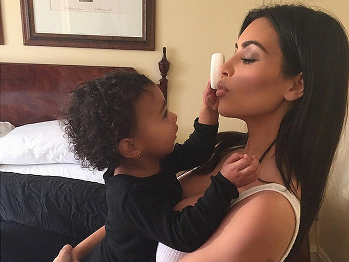 Gerne präsentiert Kim Kardashian auf Instagram Bilder von sich und ihrer Tochter North