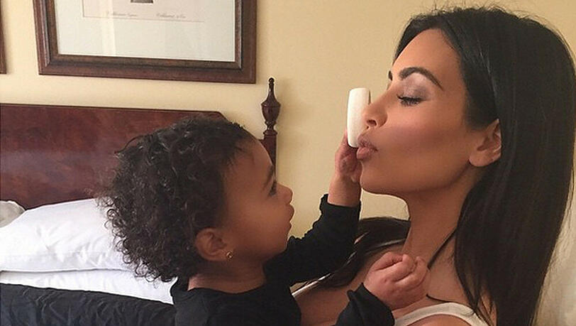 Gerne präsentiert Kim Kardashian auf Instagram Bilder von sich und ihrer Tochter North Gerne präsentiert Kim Kardashian auf Instagram Bilder von sich und ihrer Tochter North
