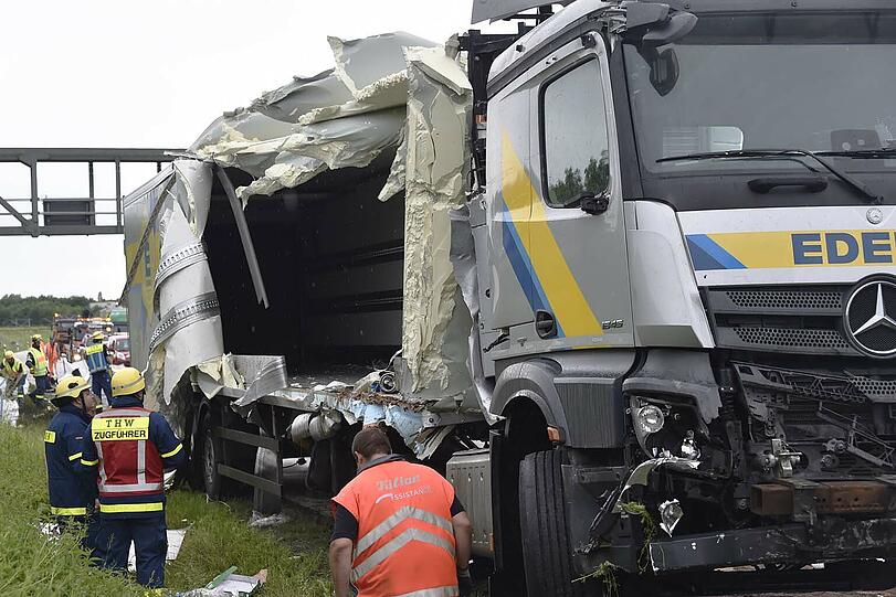 Ein schwerer Lkw-Unfall auf der A92 sorgte für erhebliche Behinderungen am Dienstag - die Bilder vom Bergungseinsatz.