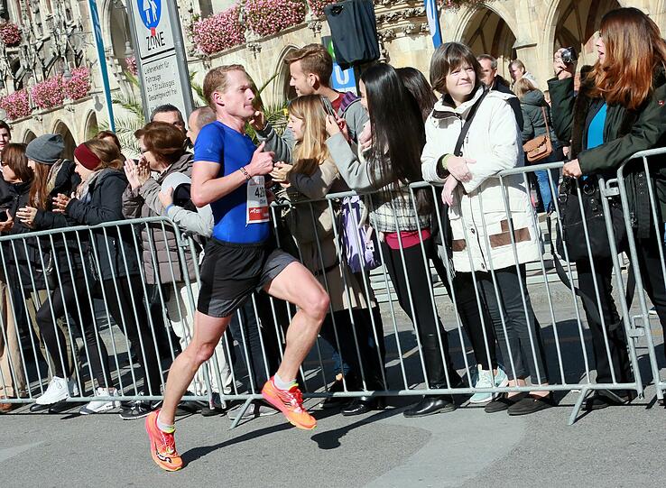 Sonnenschein und weiß-blauer Himmel: Beim München Marathon hatten die Teilnehmer perfekte Wetterbedingungen. Die Bilder zum Durchklicken.