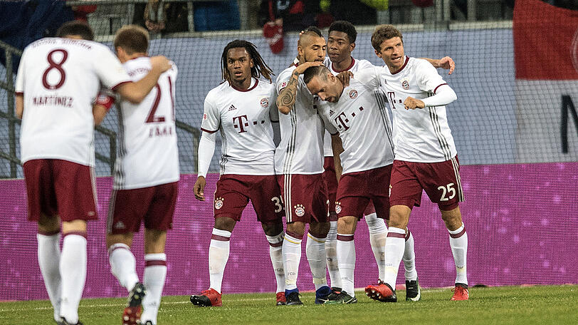 Die Bayern bejubeln das Tor von Franck Ribéry zum 1:0 im Finale des Telekom Cups gegen Mainz 05.