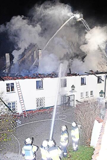 Rund einhundert Einsatzkräfte von neun Feuerwehren waren an den Löscharbeiten beteiligt.