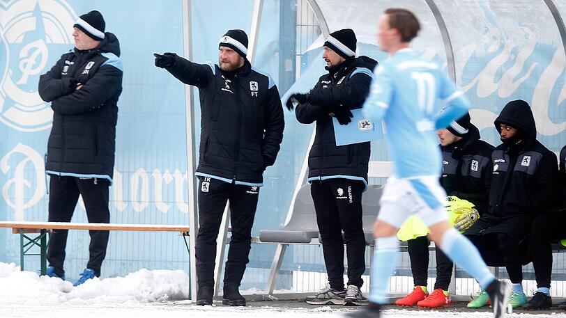 Schneegestöber und Fußball geht nicht? geht doch! Der TSV 1860 testete gegen Wacker Innsbruck auf schneeweißem Kunstrasen an der Grünwalder Straße - vorher mussten Funktionäre und Nachwuchsspieler Schneeschippen.