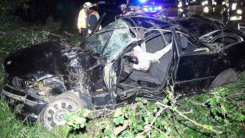Der BMW wurde vollkommen zerstört, der Fahrer schwer verletzt. Die Bilder vom Unfallort.