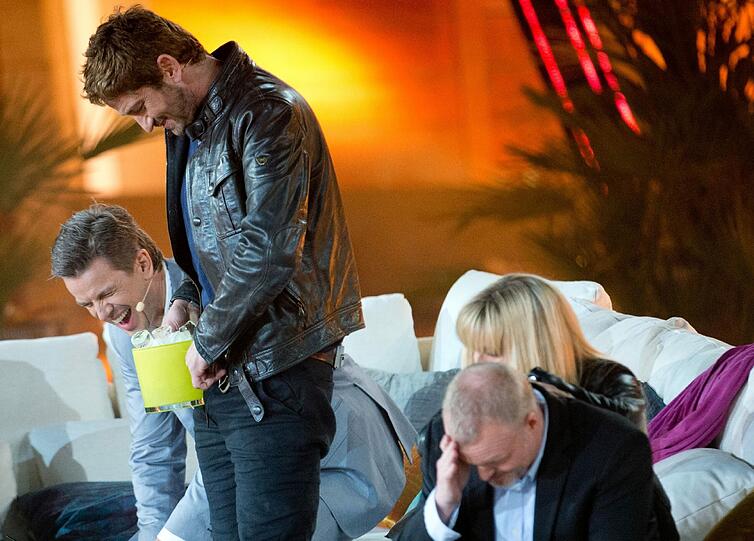 Mal wieder muss sich ein internationaler Gast zum Clown machen: Schauspieler Gerard Butler schüttet sich Eiswürfel in die Hose.