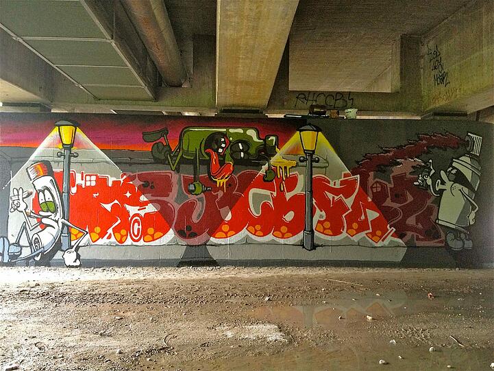 Unter der Brudermühlbrücke schaut's jedes Jahr anders bunt aus: Grafittisprayer verkünstlern sich hier bei "Isart".