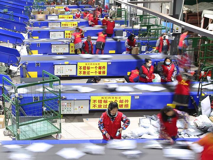 Mitarbeiter arbeiten im Distributionszentrum der Hengyang Niederlassung der chinesischen Post.