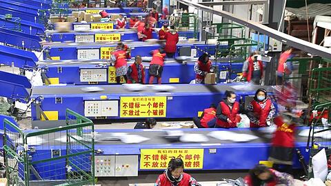 Mitarbeiter arbeiten im Distributionszentrum der Hengyang Niederlassung der chinesischen Post.