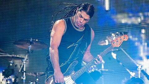 Robert Trujillo, Bassist der US-Metal-Band Metallica, steht im Olympiastadion auf der Bühne. Foto: Sven Hoppe