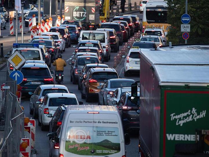 Autos stauen sich in der Stuttgarter Innenstadt.