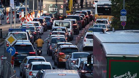 Autos stauen sich in der Stuttgarter Innenstadt.