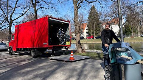 Fürs Foto steht das alte Feuerwehrauto am Wasser. Die nächsten drei Wochen ist der Reparateur auf Privatgelände, Dachauer Straße 110 C.