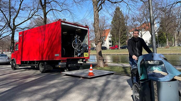 Fürs Foto steht das alte Feuerwehrauto am Wasser. Die nächsten drei Wochen ist der Reparateur auf Privatgelände, Dachauer Straße 110 C.