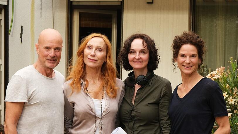 Christian Berkel und Andrea Sawatzki (l.) mit Co-Star Bibiana Beglau (r.) und Regisseurin  Nicole Weegmann.