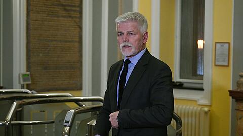 Der tschechische Präsident Petr Pavel trifft zu einer außerordentlichen Regierungssitzung in Prag ein.