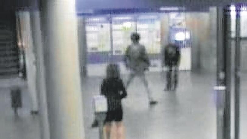 Bilder der automatischen Überwachungskamera – sie zeigen den Täter (Mitte, grüne Jacke) wie er auf das Opfer Okan A. (Hintergrund) losgeht. Bilder der automatischen Überwachungskamera – sie zeigen den Täter (Mitte, grüne Jacke) wie er auf das Opfer Okan A. (Hintergrund) losgeht.