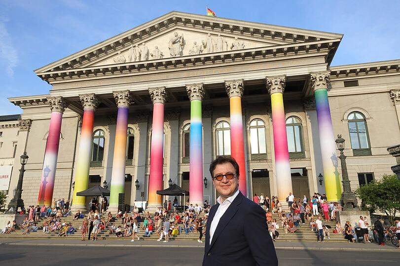 Serge Dorny vor der Staatsoper bei der Einweihung der Stufenbar 2023.