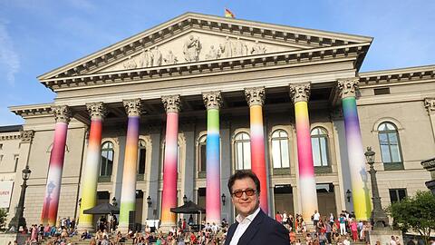 Serge Dorny vor der Staatsoper bei der Einweihung der Stufenbar 2023.