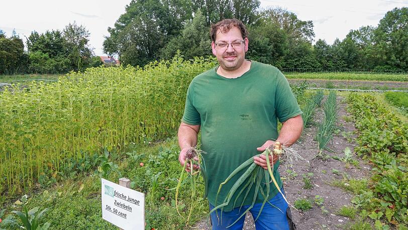 Landwirt Florian Kraft vom Brodahof auf seinem Erntefeld für alle.