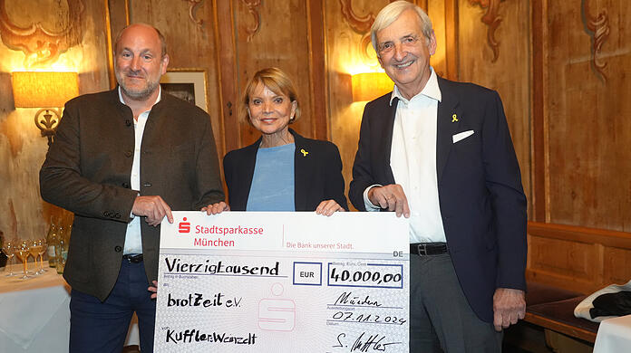 Sebastian Kuffler (links) übergibt im Spatenhaus einen Scheck über 40.000 Euro an Uschi Glas und ihren Mann Dieter Hermann. Die beiden können das Geld für ihren Verein Brotzeit e.V. gut gebrauchen.