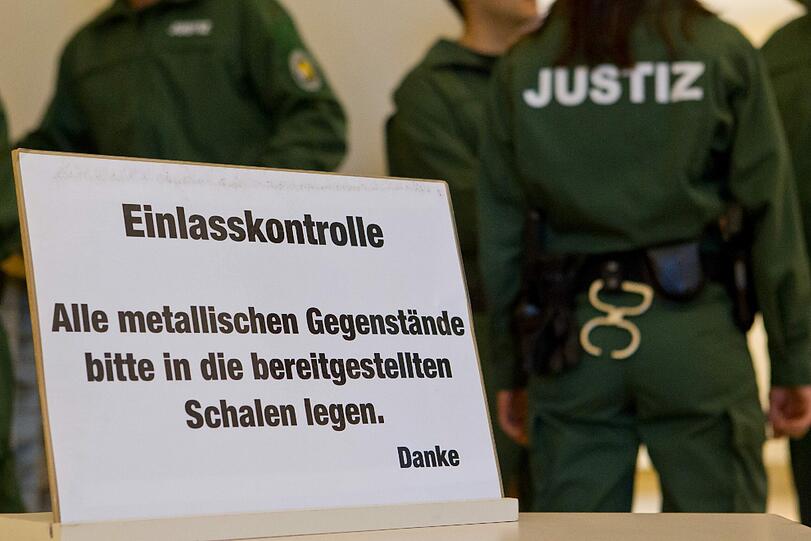 Sicherheitskontrollen wie diese gibt es üblicherweise nur in zwei von 99 Justizgebäuden in Bayern.