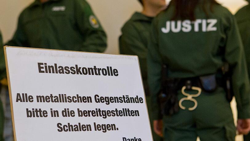 Sicherheitskontrollen wie diese gibt es üblicherweise nur in zwei von 99 Justizgebäuden in Bayern. Sicherheitskontrollen wie diese gibt es üblicherweise nur in zwei von 99 Justizgebäuden in Bayern.