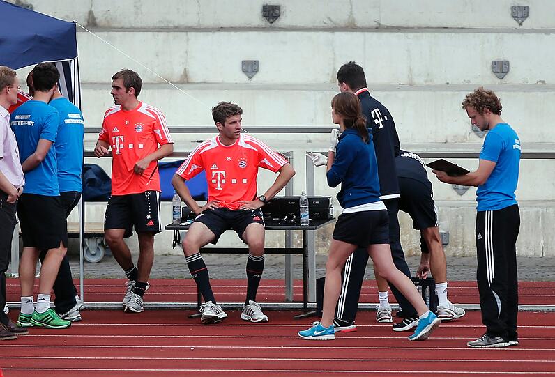 Bereit zum Pieksen: Philipp Lahm und Thomas Müller.