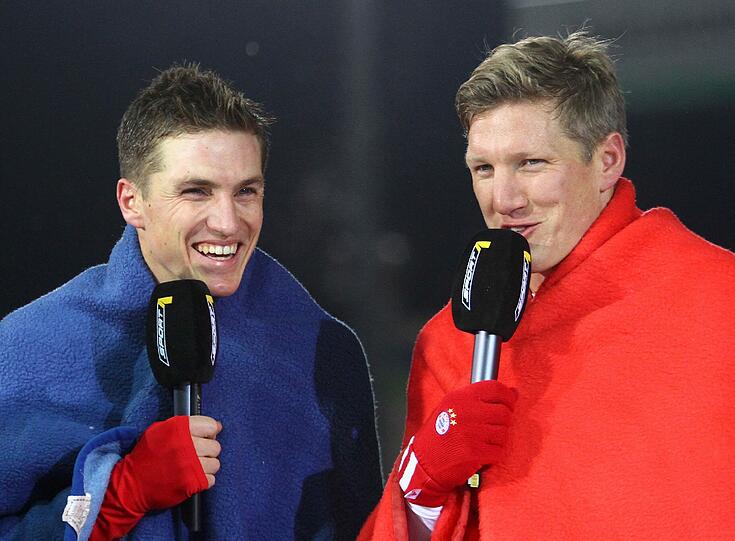 Tobias Schweinsteiger (SpVgg Unterhaching) mit Bruder Bastian Schweinsteiger (FC Bayern) nach dem 2:0 der Bayern im Testspiel beim Interview.